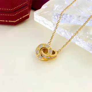 Collier doré à double anneau interlock avec pierres pave