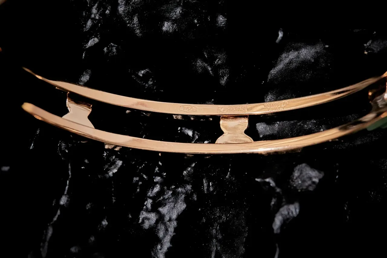 Bracelet jonc doré avec diamants pavé en forme de cœur et double barre 2