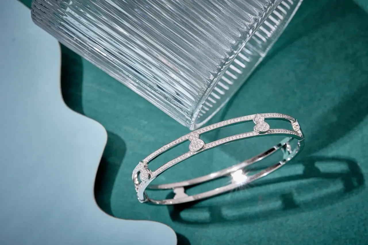 Bracelet jonc doré avec diamants pavé en forme de cœur et double barre 3