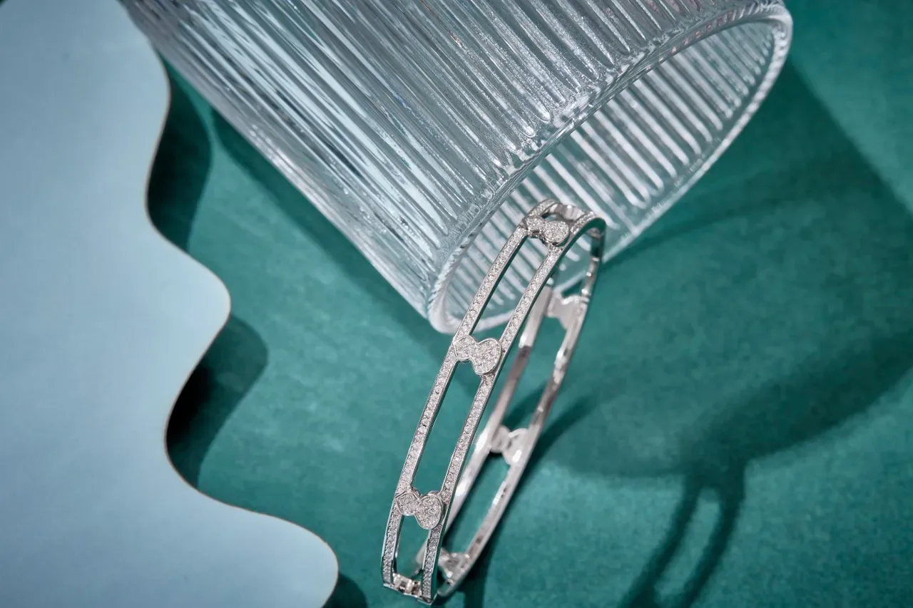 Bracelet jonc doré avec diamants pavé en forme de cœur et double barre 4