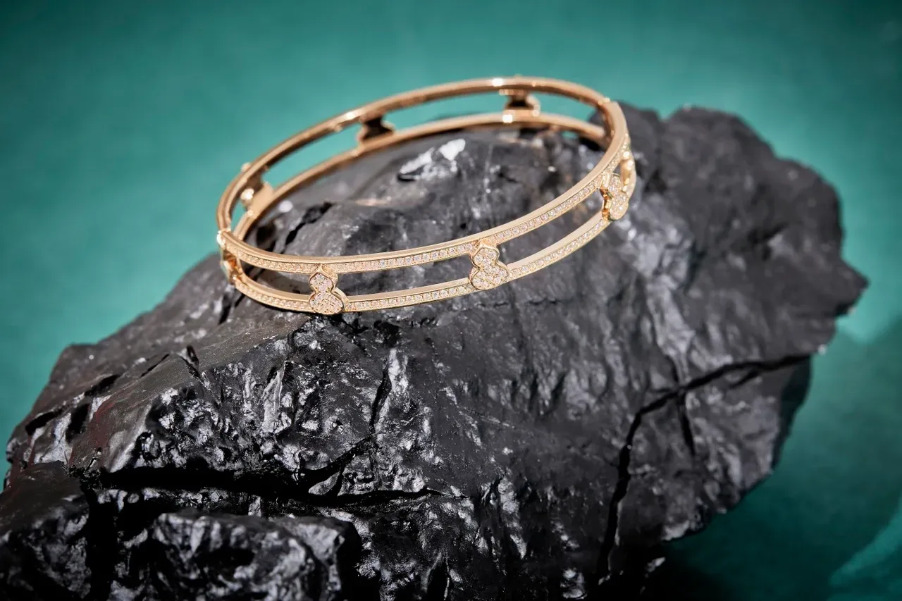 Bracelet jonc doré avec diamants pavé en forme de cœur et double barre 5