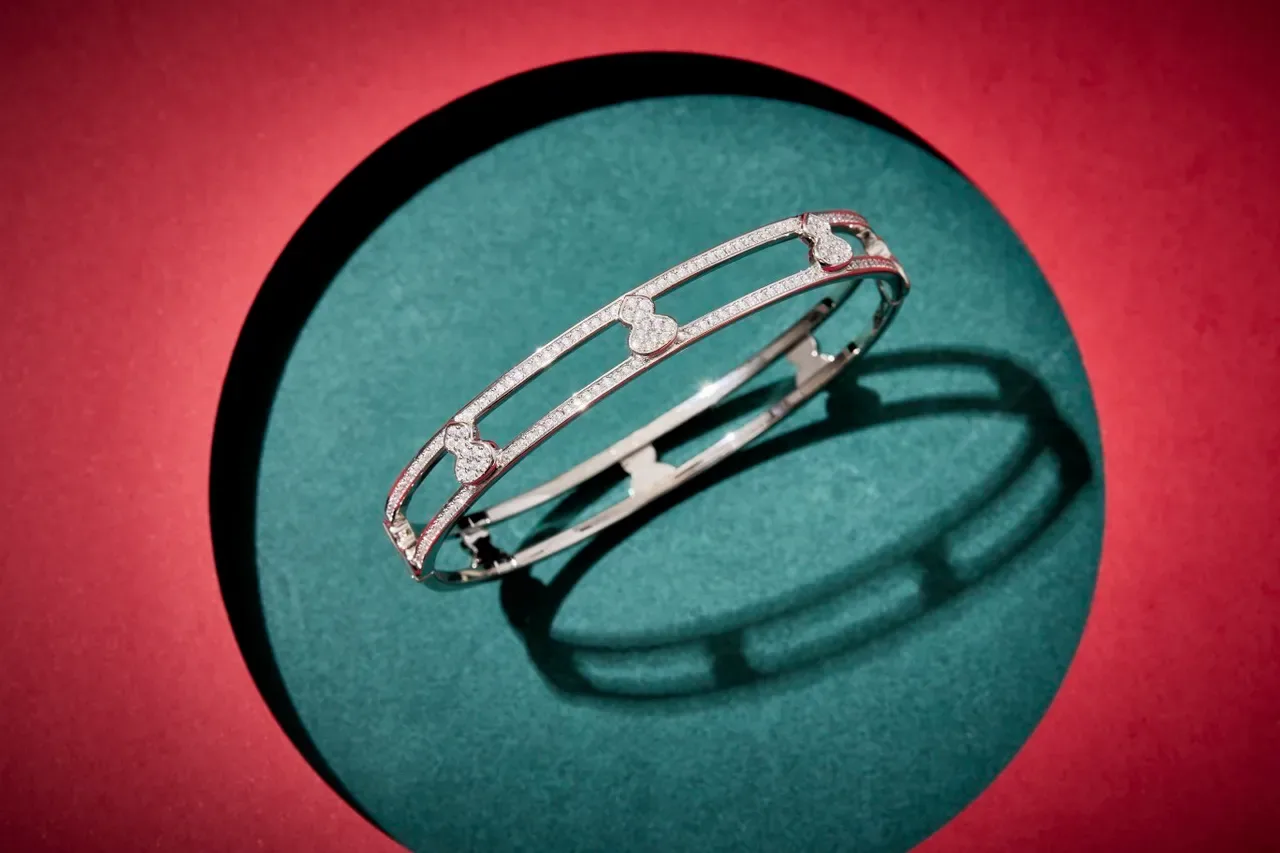 Bracelet jonc doré avec diamants pavé en forme de cœur et double barre 6