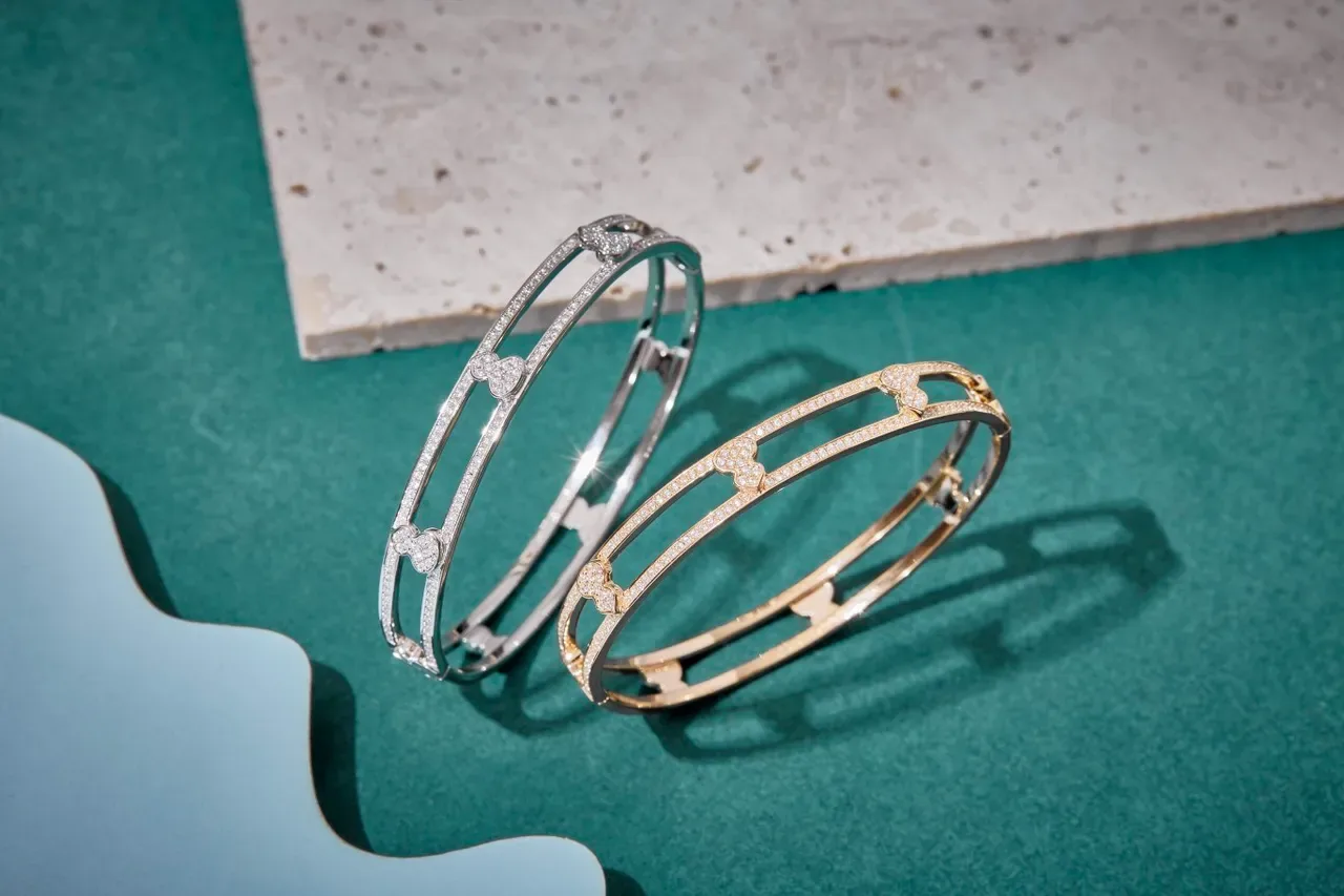 Bracelet jonc doré avec diamants pavé en forme de cœur et double barre 7