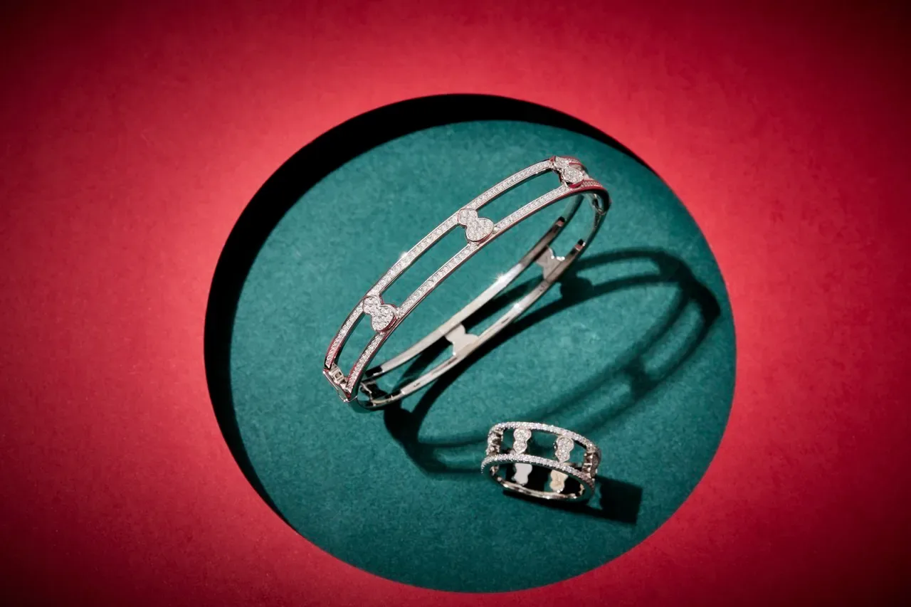 Bracelet jonc doré avec diamants pavé en forme de cœur et double barre 8