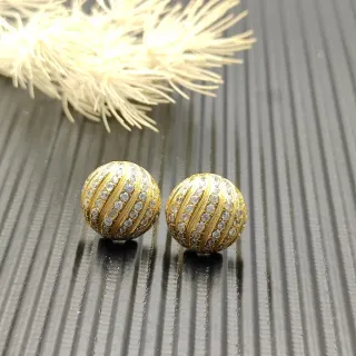 Brincos de esfera pavé em tom dourado ribeteados