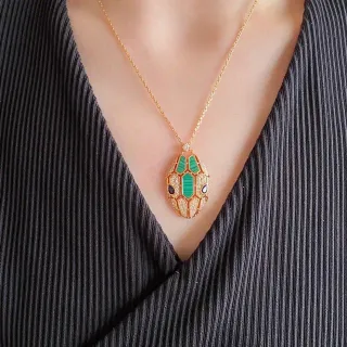 Collier Pendentif Tête de Serpent en Or avec Gemmes Incrustées