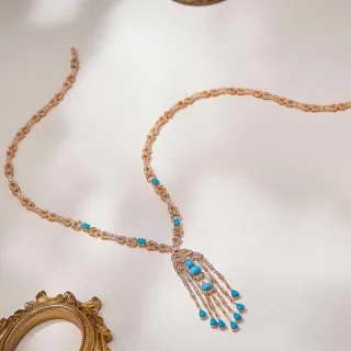 Collier pendentif turquoise et franges pavé en ton doré