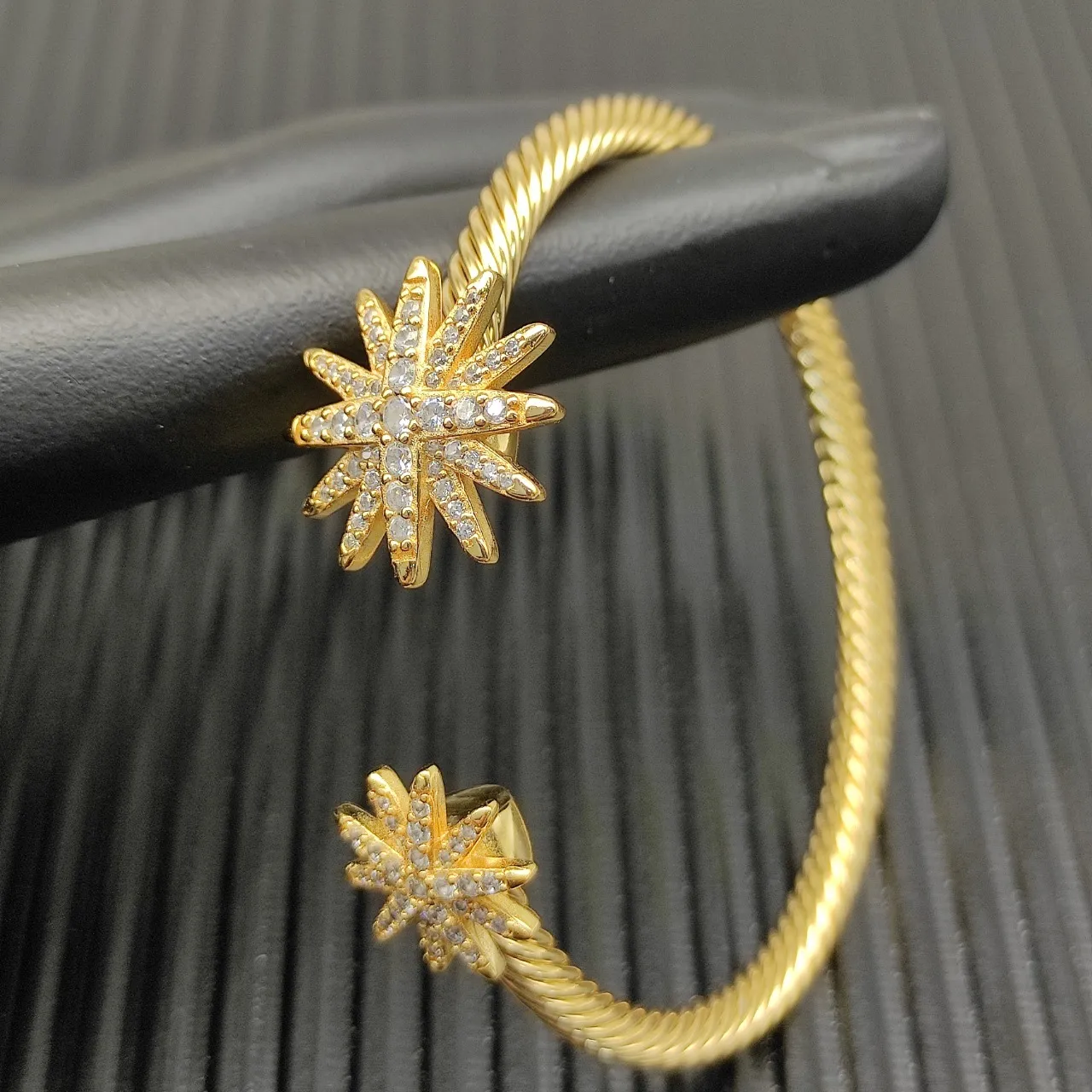Bracelete de Ouro com Cuff Texturizado em Corde Transparente, Motivo de Estrela Explosiva Pavé de Cristais 3