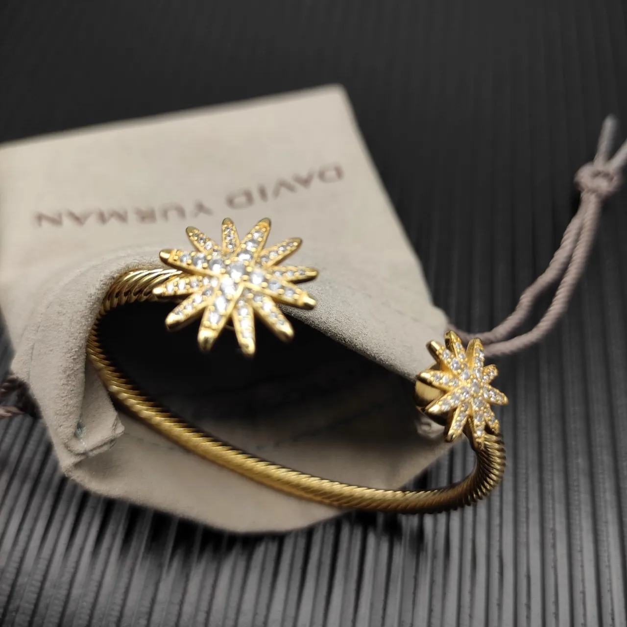 Bracelete de Ouro com Cuff Texturizado em Corde Transparente, Motivo de Estrela Explosiva Pavé de Cristais 4