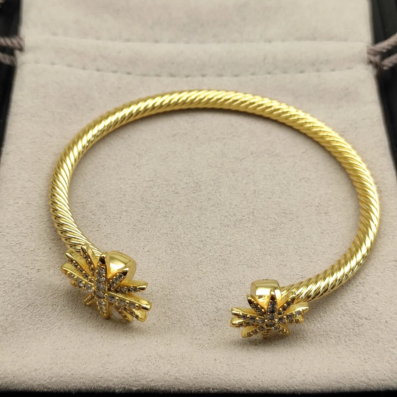 Bracelete de Ouro com Cuff Texturizado em Corde Transparente, Motivo de Estrela Explosiva Pavé de Cristais 5