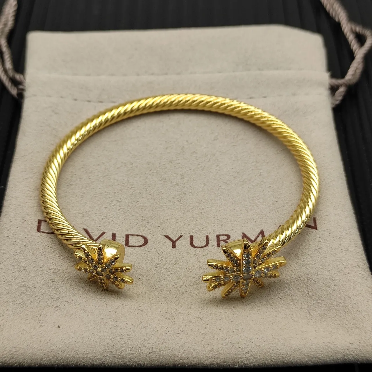 Bracelete de Ouro com Cuff Texturizado em Corde Transparente, Motivo de Estrela Explosiva Pavé de Cristais 6