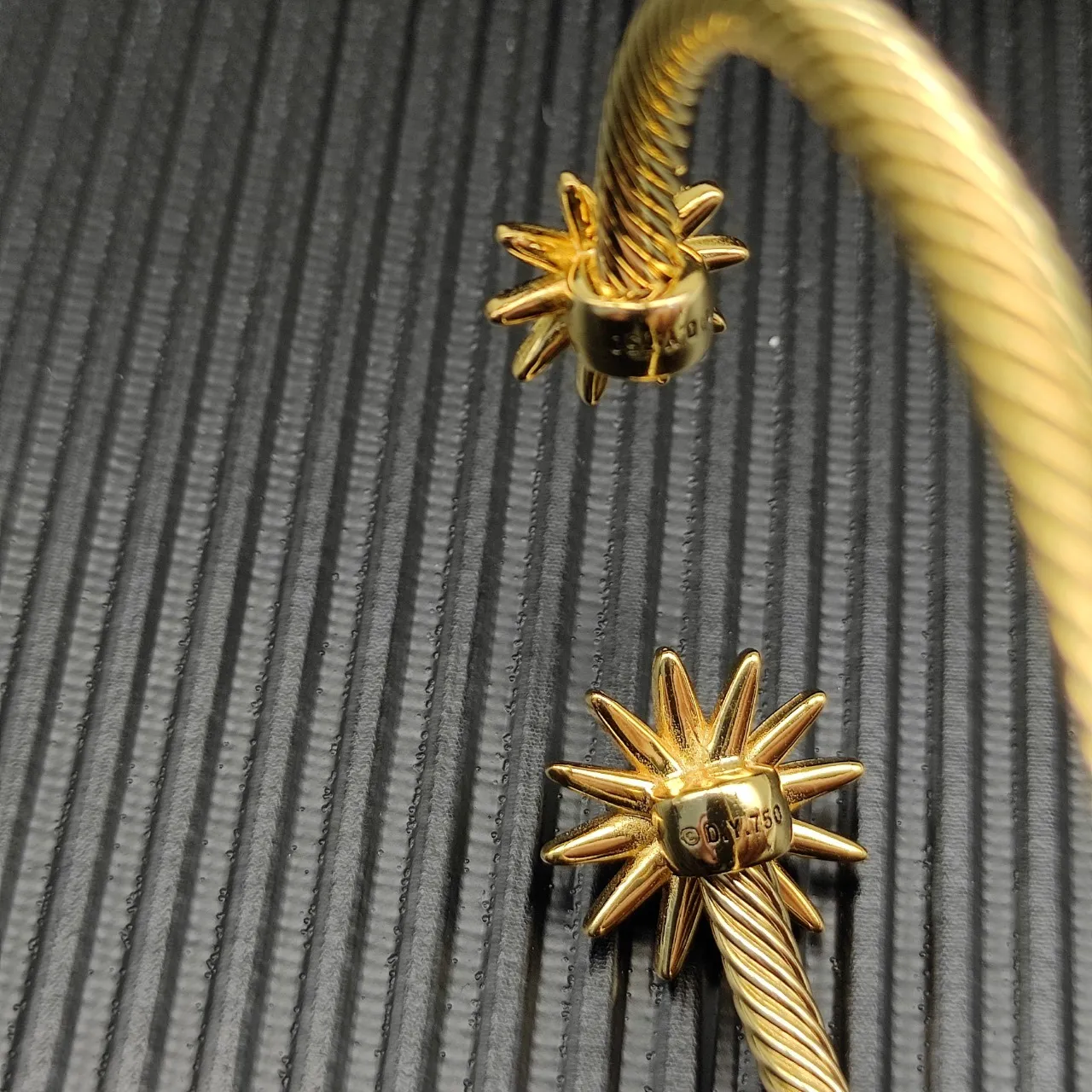 Bracelete de Ouro com Cuff Texturizado em Corde Transparente, Motivo de Estrela Explosiva Pavé de Cristais 7