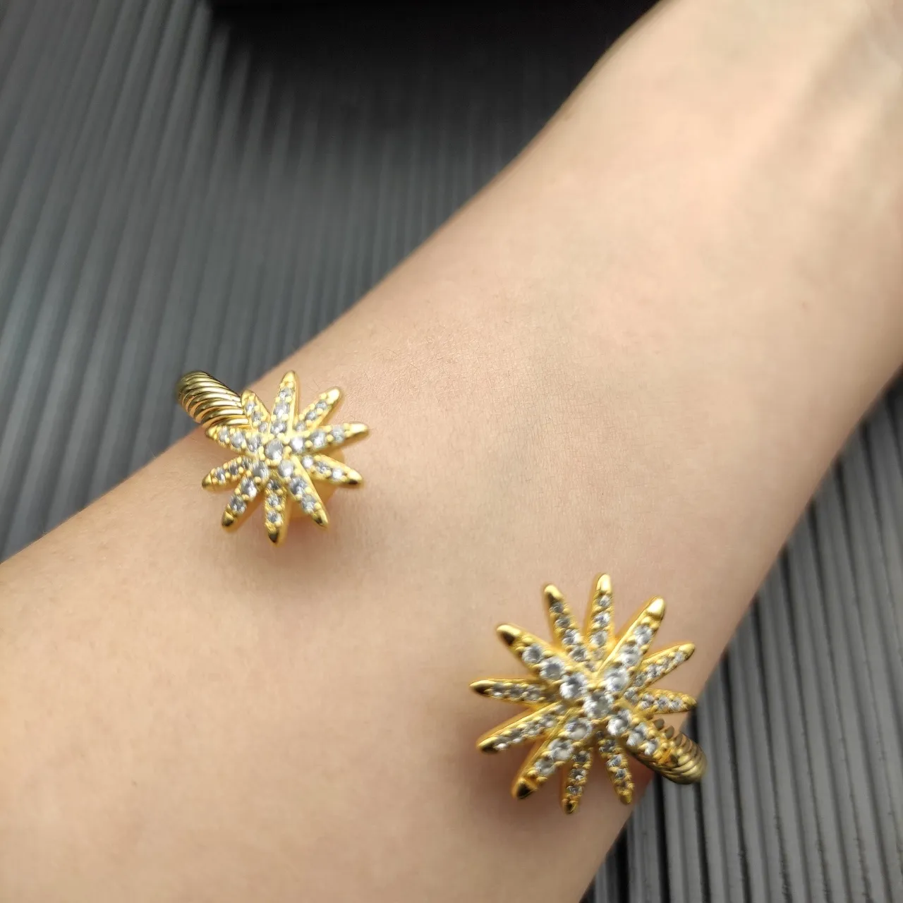Bracelete de Ouro com Cuff Texturizado em Corde Transparente, Motivo de Estrela Explosiva Pavé de Cristais 8