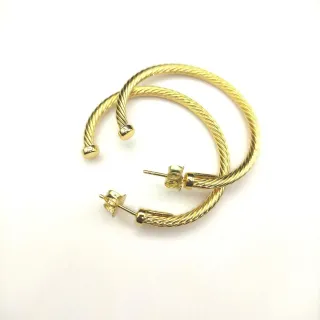 Brincos Hoop Dourados em Cable Trançado
