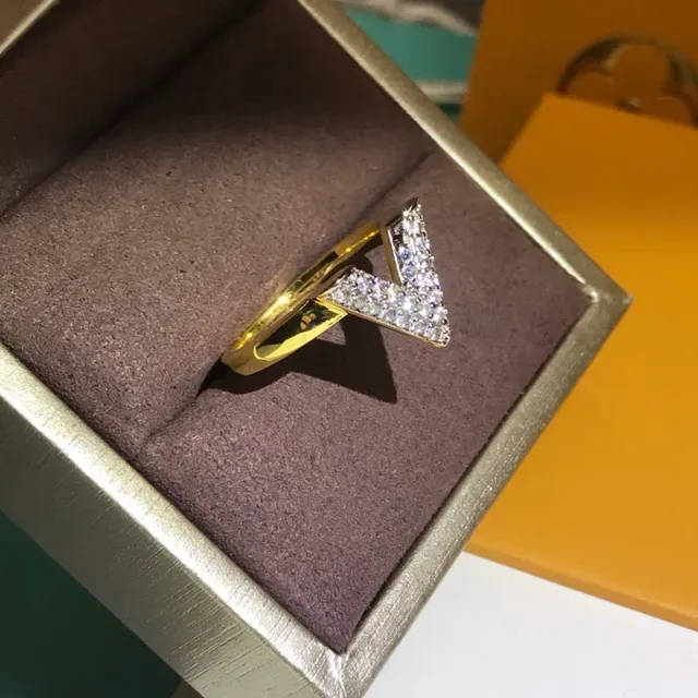 Gold V-Shaped Pavé Stone Ring 3