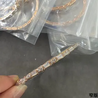 سوار ذهبي ورد أبيض مع نقشات أحجار مستطيلة