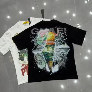 Camiseta oversized con estampado gráfico y pedrería