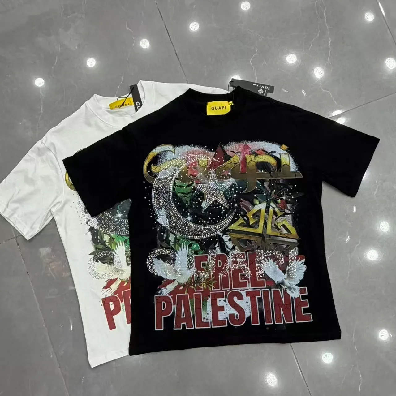 Camiseta oversized con estampado gráfico y pedrería 2