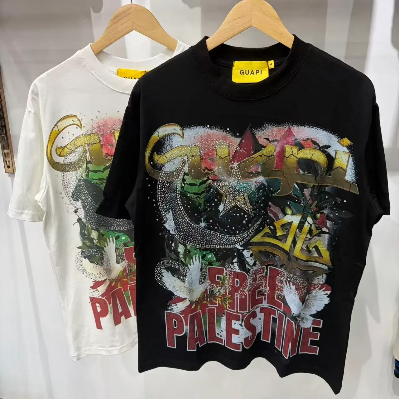 Camiseta oversized con estampado gráfico y pedrería 3