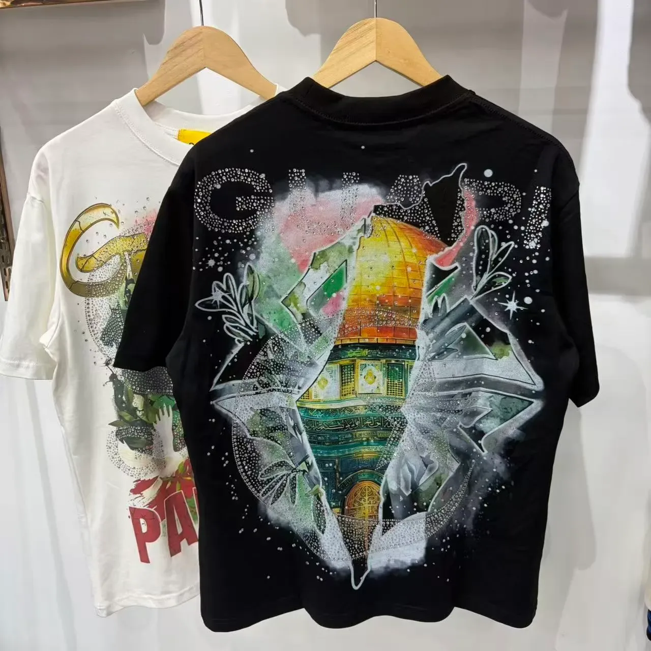 Camiseta oversized con estampado gráfico y pedrería 4