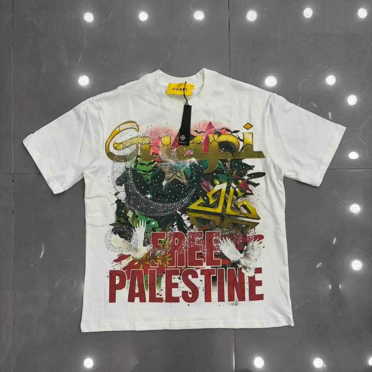 Camiseta oversized con estampado gráfico y pedrería 5