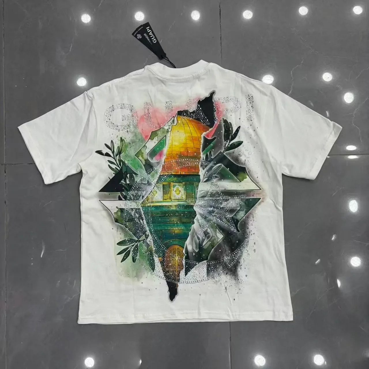 Camiseta oversized con estampado gráfico y pedrería 6