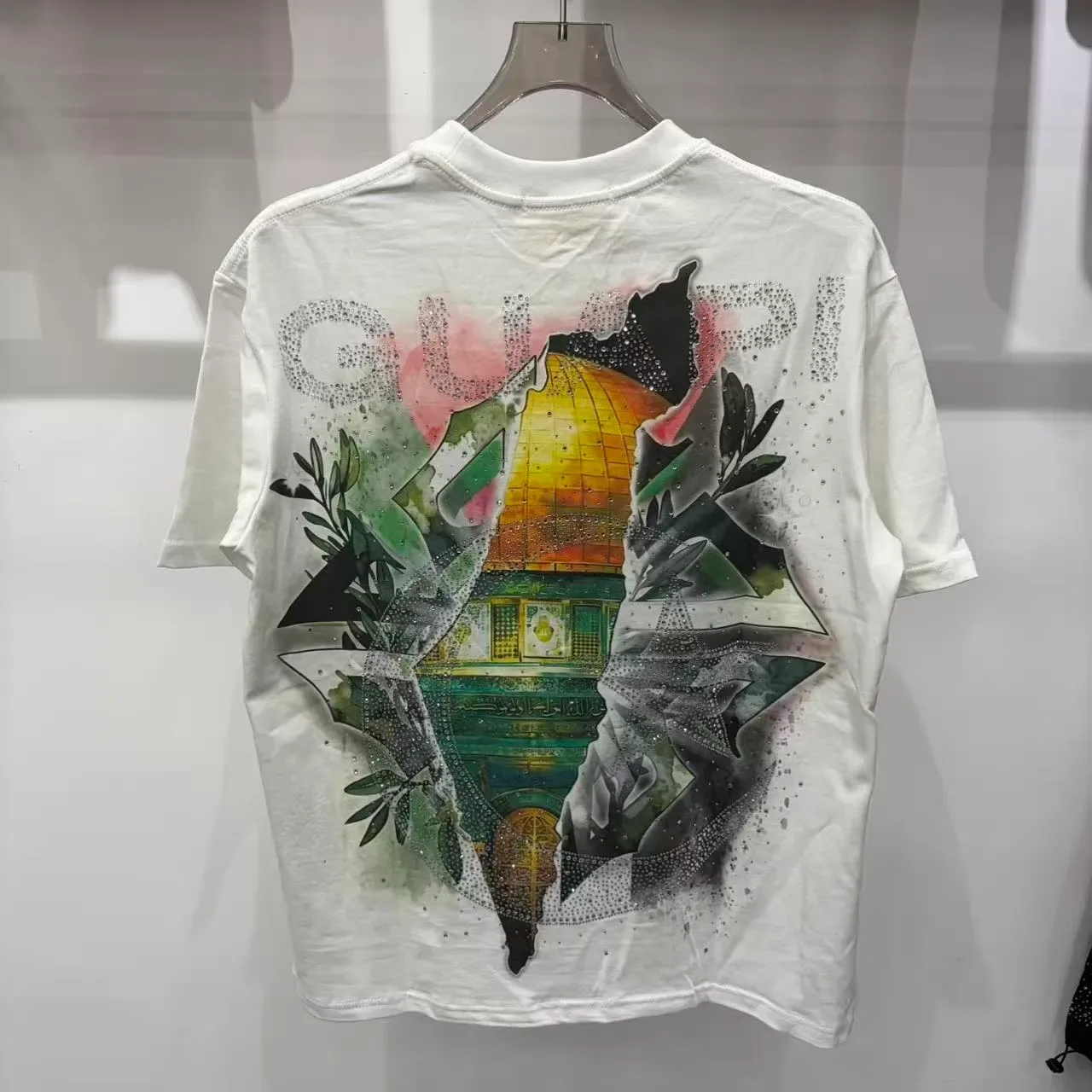 Camiseta oversized con estampado gráfico y pedrería 8