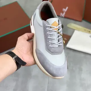 حذاء رياضي رمادي وأبيض low top من مواد مختلطة مربوط بالأربطة