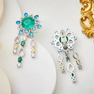 Brincos verdes azuis com múltiplas gemas em cluster floral e motivos de gota pendentes