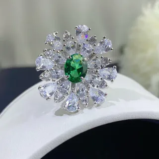 Anel de prata verde com cluster floral de pedra central ovalada