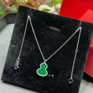 Collier pendentif en forme de calebasse vert argenté pave-set pierres transparentes
