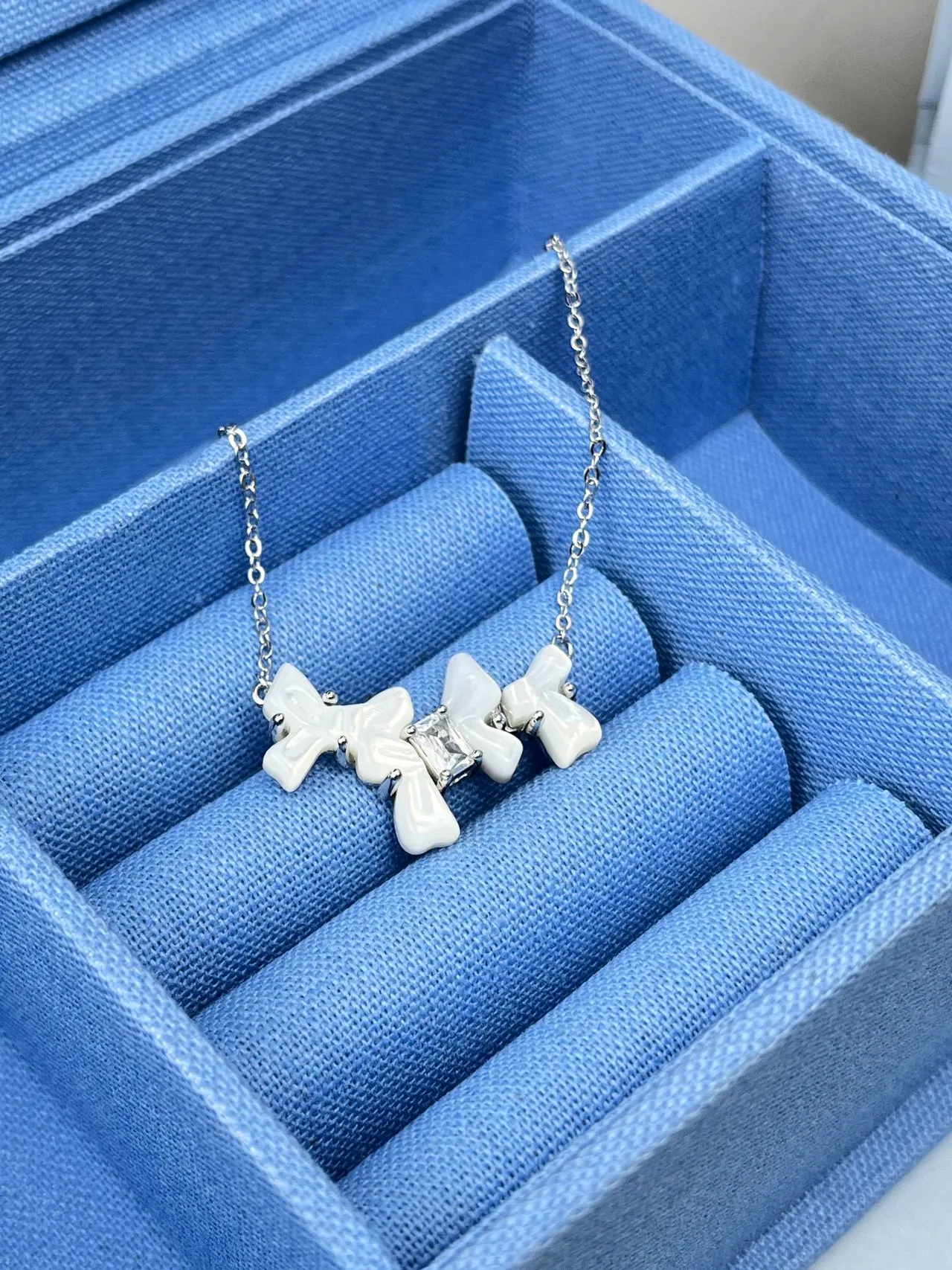 HEFANG Bow Motif Pearlized Ceramic Pendant Necklace 3