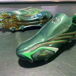 Chaussures de football pour terrain ferme avec bande ondulante irisée vert métallique