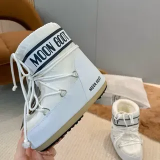 Moon Boot ক্লাসিক সাদা বরফের জুতা