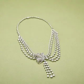 Collier multi-brins avec motif de nœud pavé et tassel