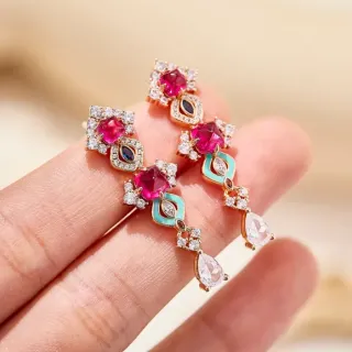 Brincos em cascata com múltiplas pedras esmaltadas pendentes