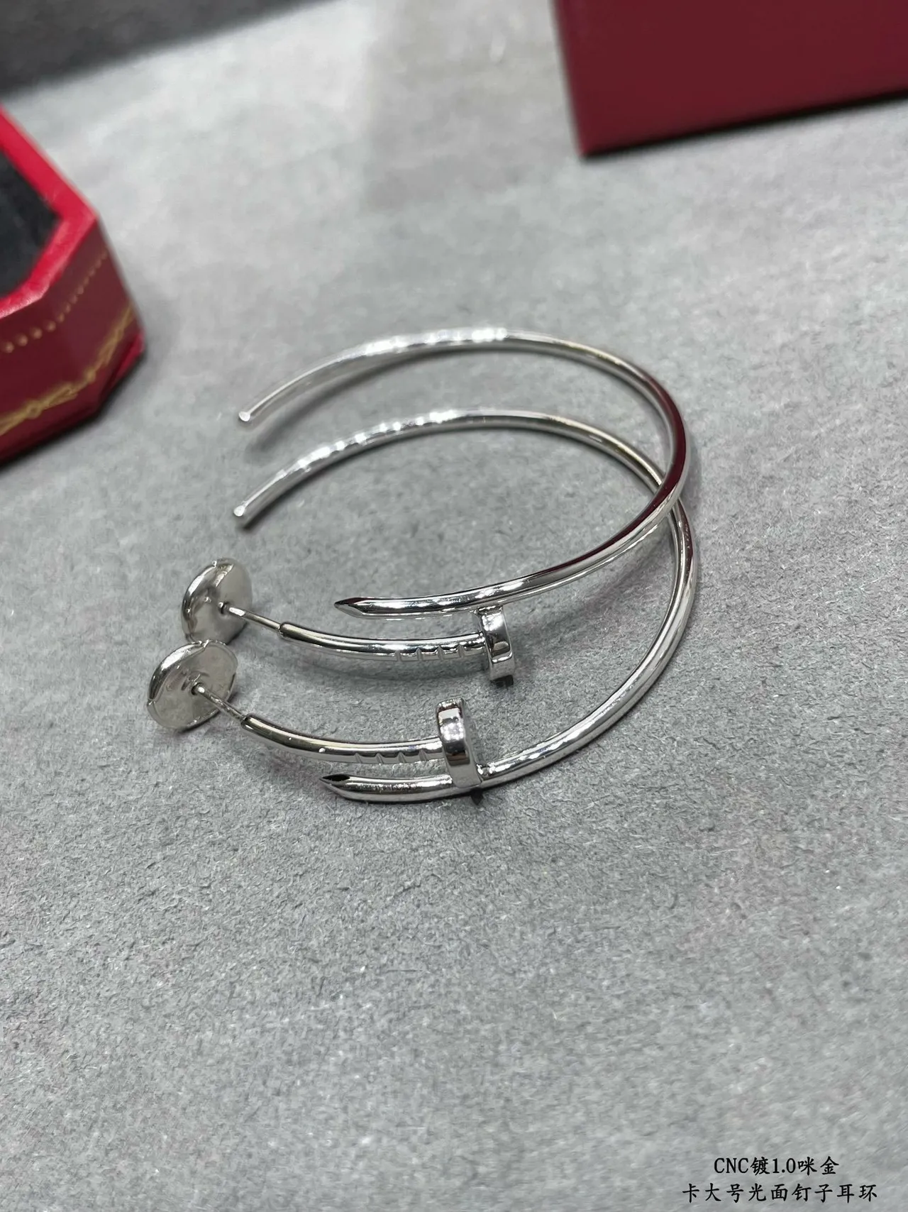 Nail-Head Hoop Silver أقراط كبيرة مصقولة معدنية 3