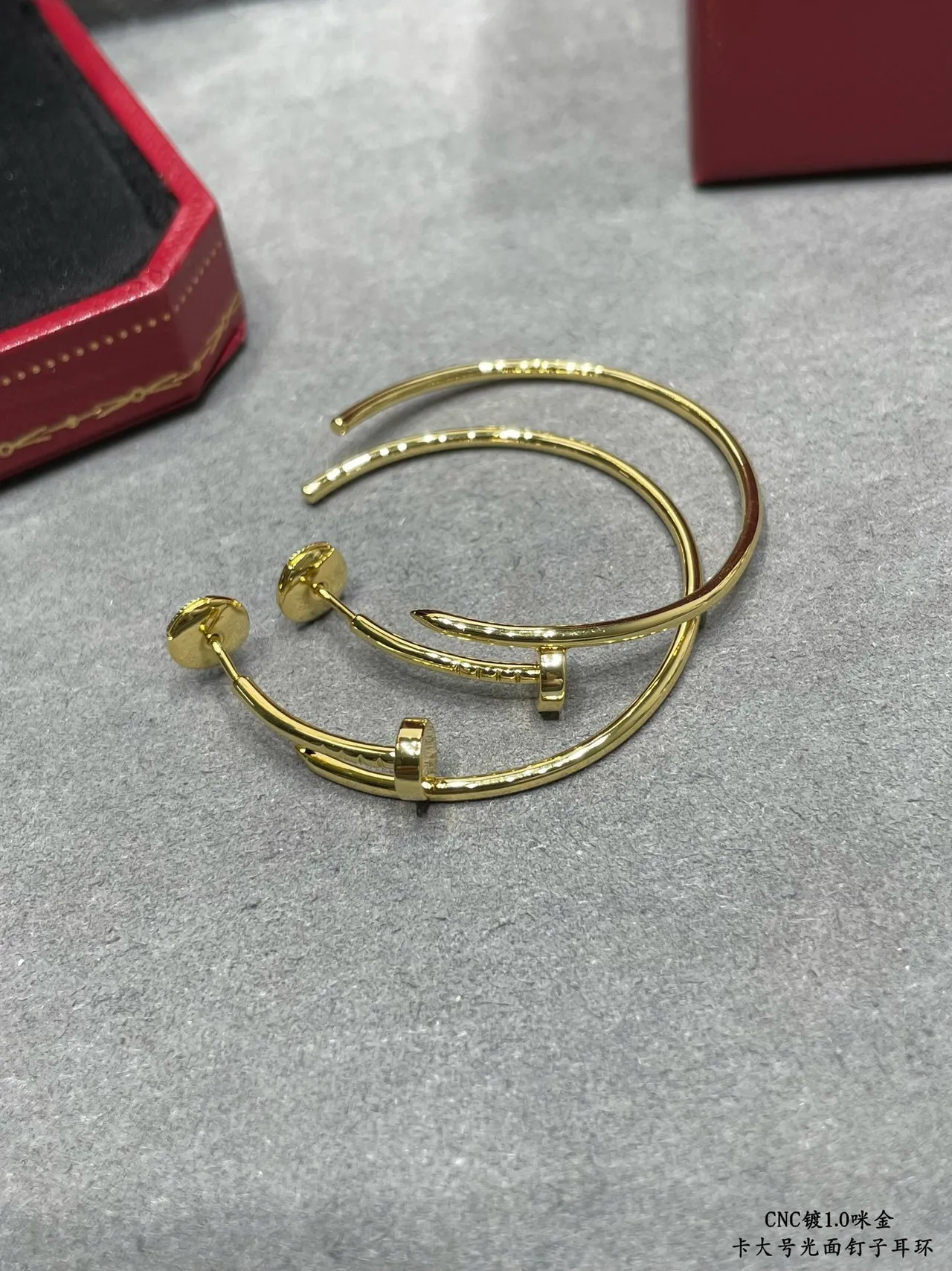 Nail-Head Hoop Silver أقراط كبيرة مصقولة معدنية 5