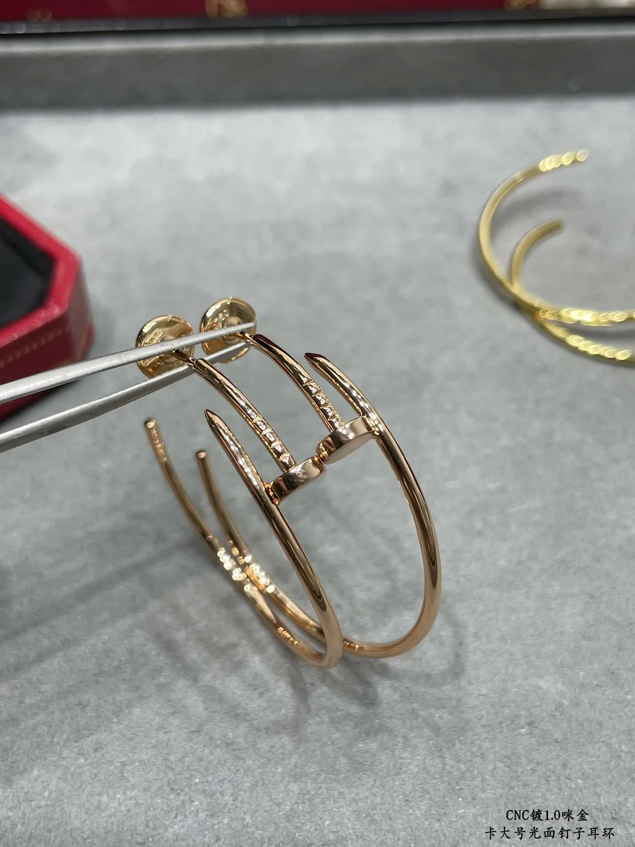 Nail-Head Hoop Silver أقراط كبيرة مصقولة معدنية 6