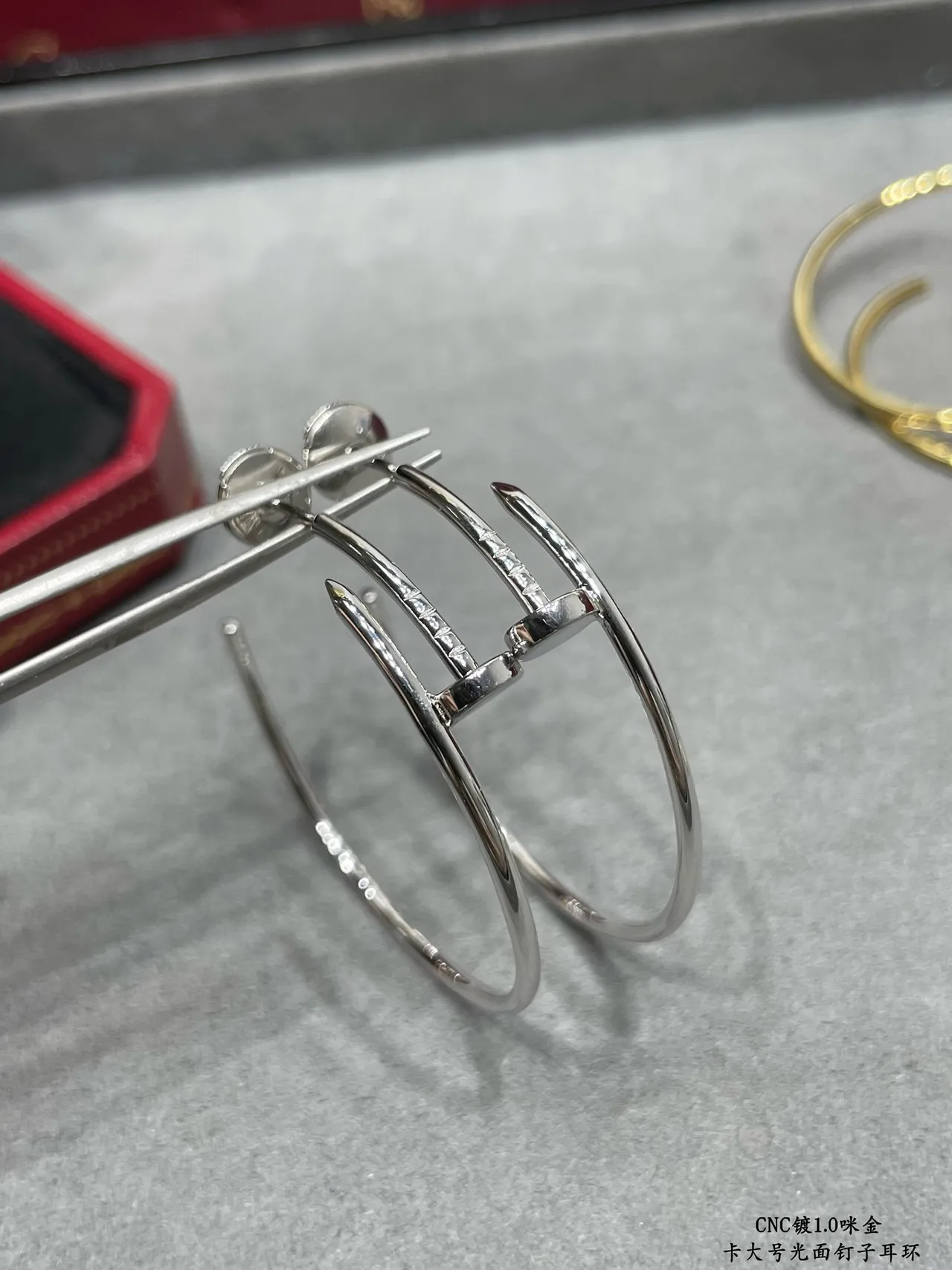 Nail-Head Hoop Silver أقراط كبيرة مصقولة معدنية 7