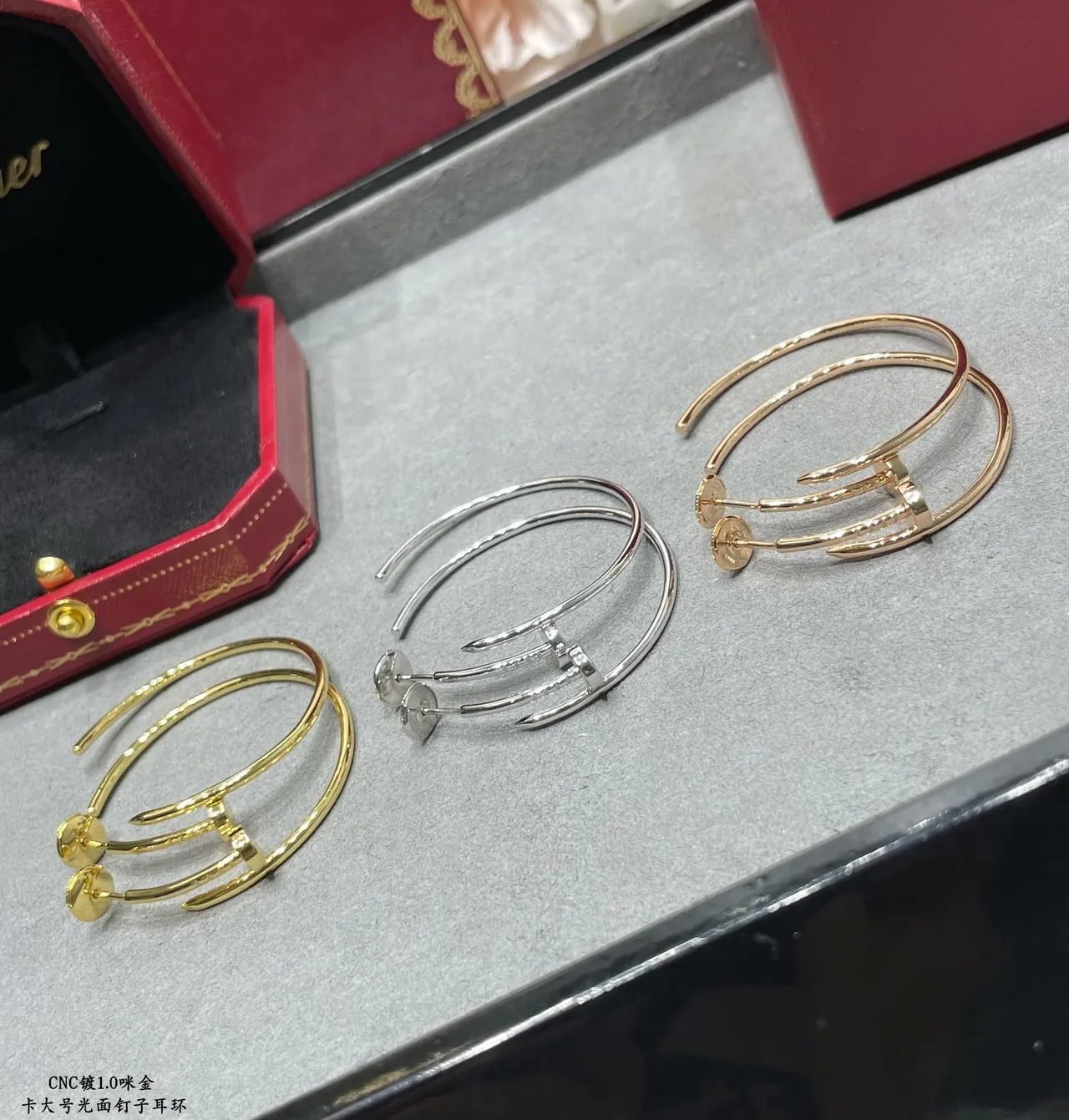Nail-Head Hoop Silver أقراط كبيرة مصقولة معدنية 9