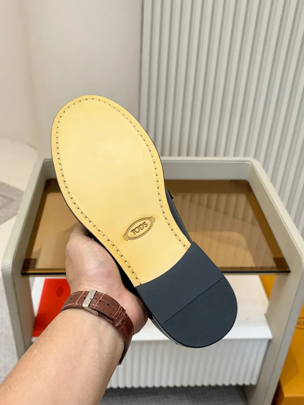 Loafer de couro patentado brilhante cor marrom navy com costura moc-toe 2