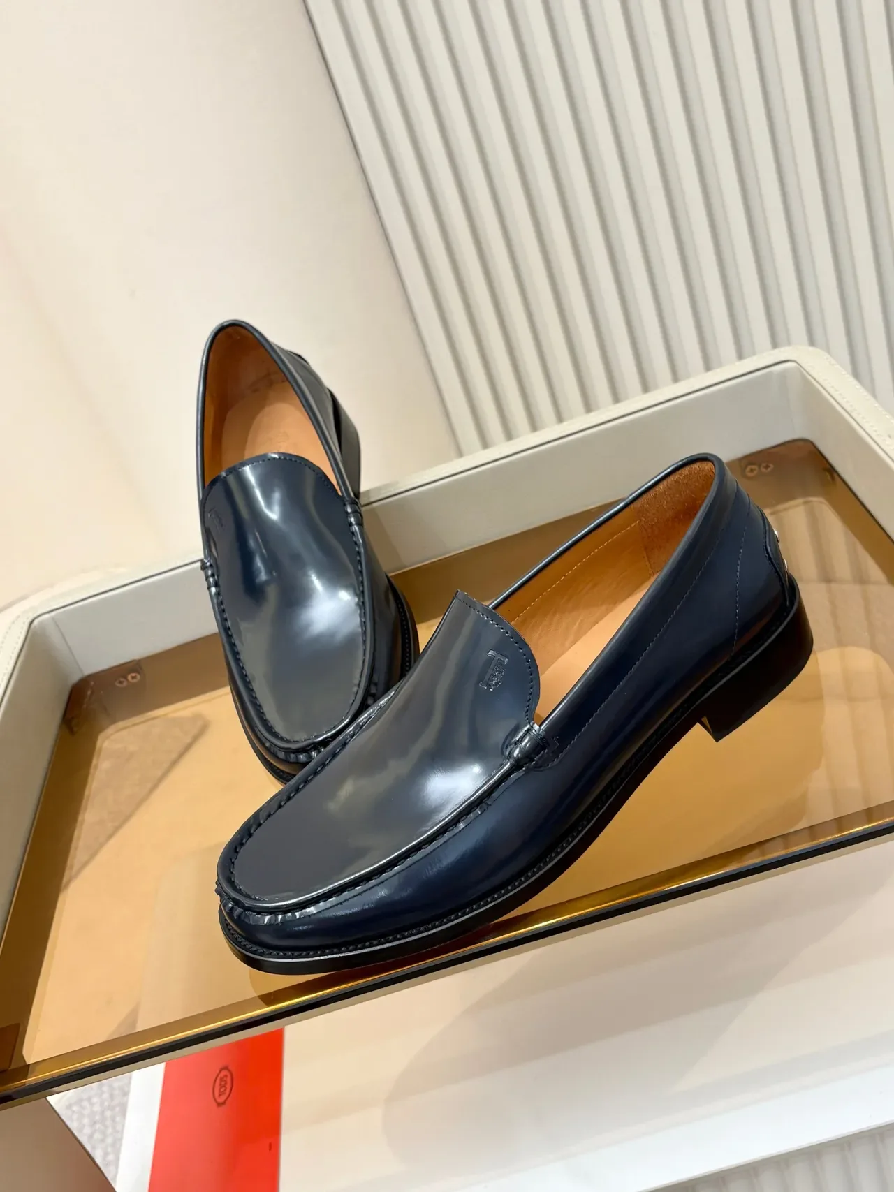 Loafer de couro patentado brilhante cor marrom navy com costura moc-toe 4