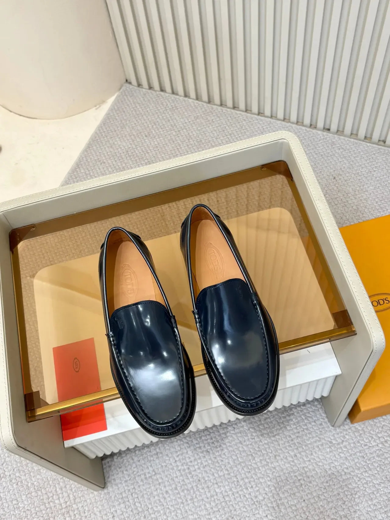 Loafer de couro patentado brilhante cor marrom navy com costura moc-toe 5