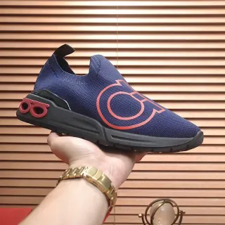 حذاء رياضي Navy Red slip-on من التريكو بشعار مونوغرام جريء