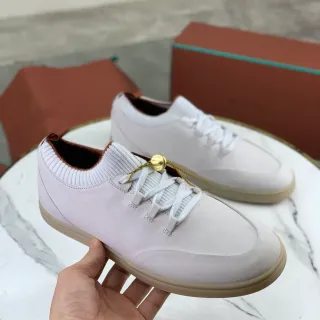 Off-White حذاء رياضي من السويدي مع كولار محبك وسولة مطاطية