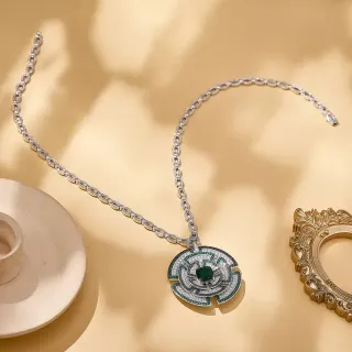 Collier avec pendentif orné géométrique en émeraude et pavé