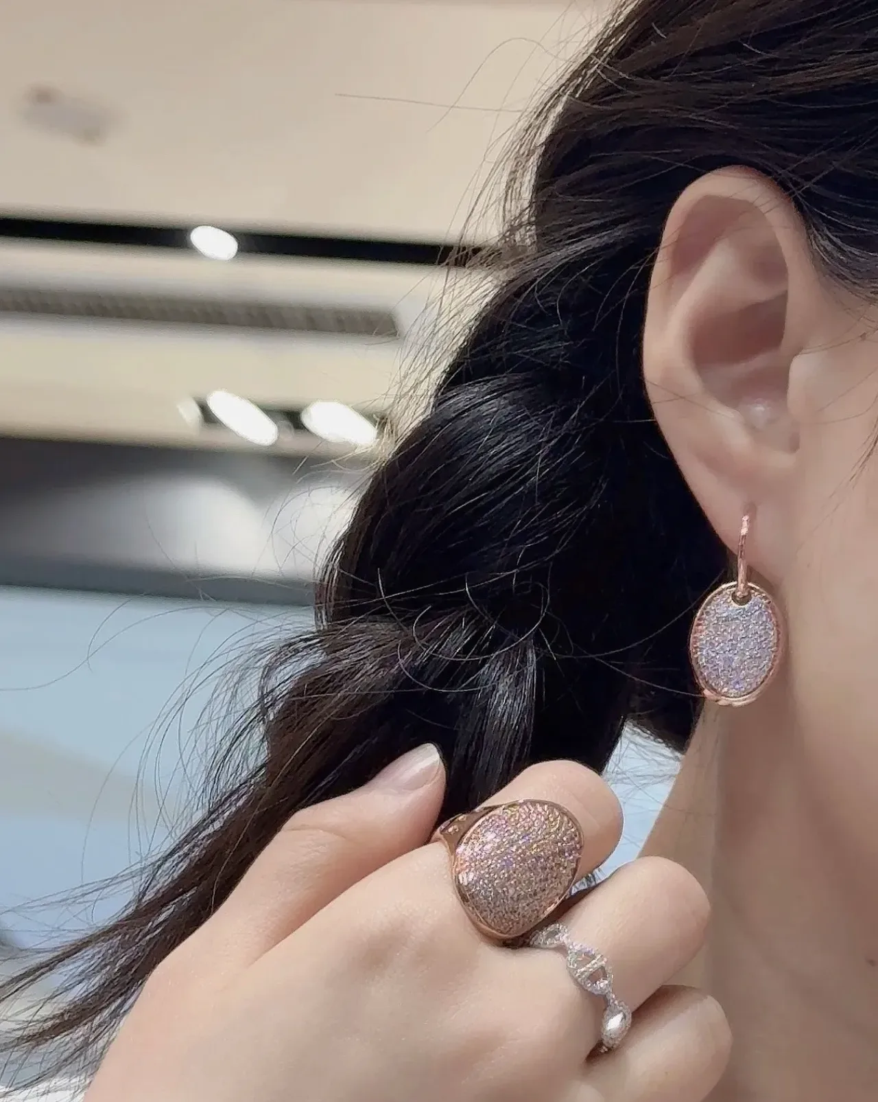 Boucles d'oreilles ovales avec pavé de cristal en ton rose gold pendantes 2