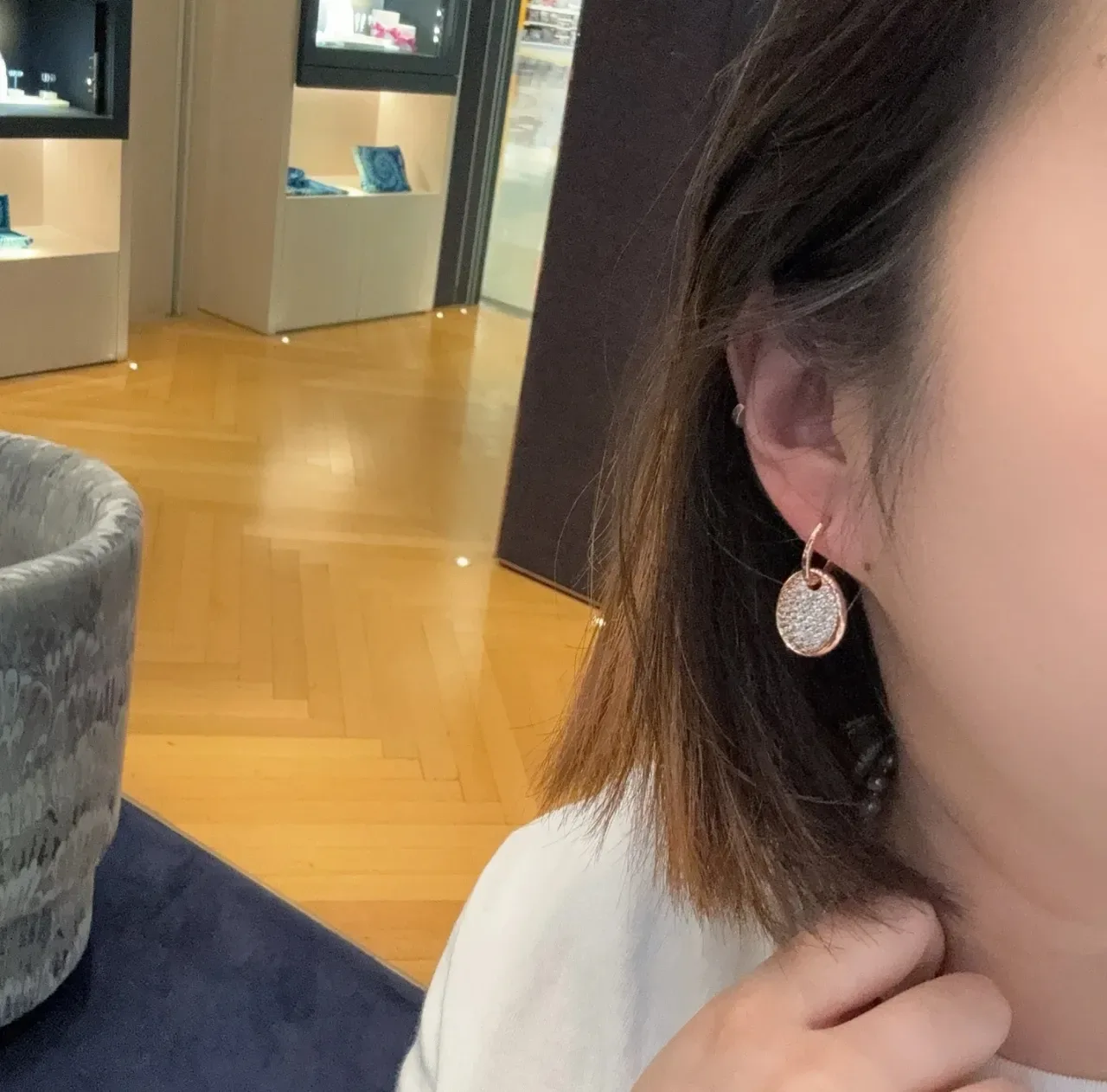 Boucles d'oreilles ovales avec pavé de cristal en ton rose gold pendantes 4