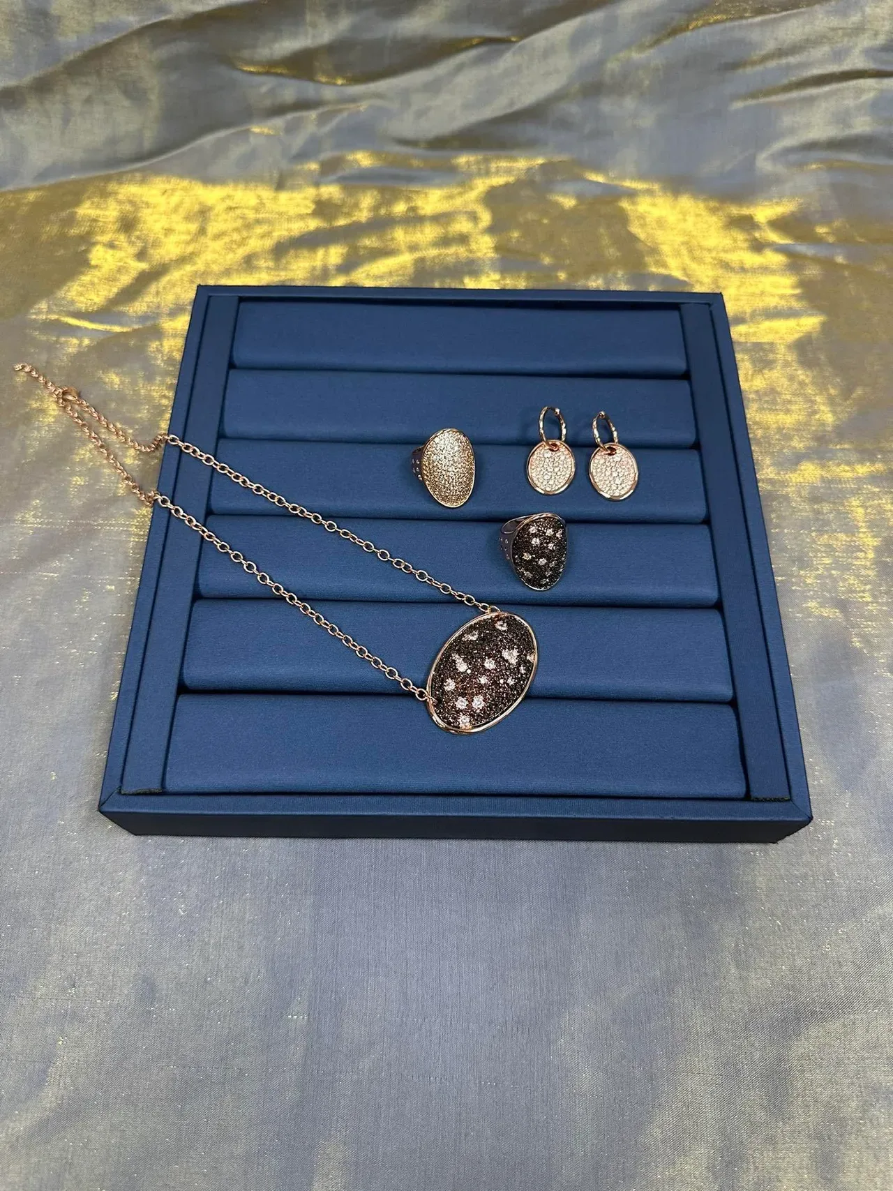 Boucles d'oreilles ovales avec pavé de cristal en ton rose gold pendantes 8